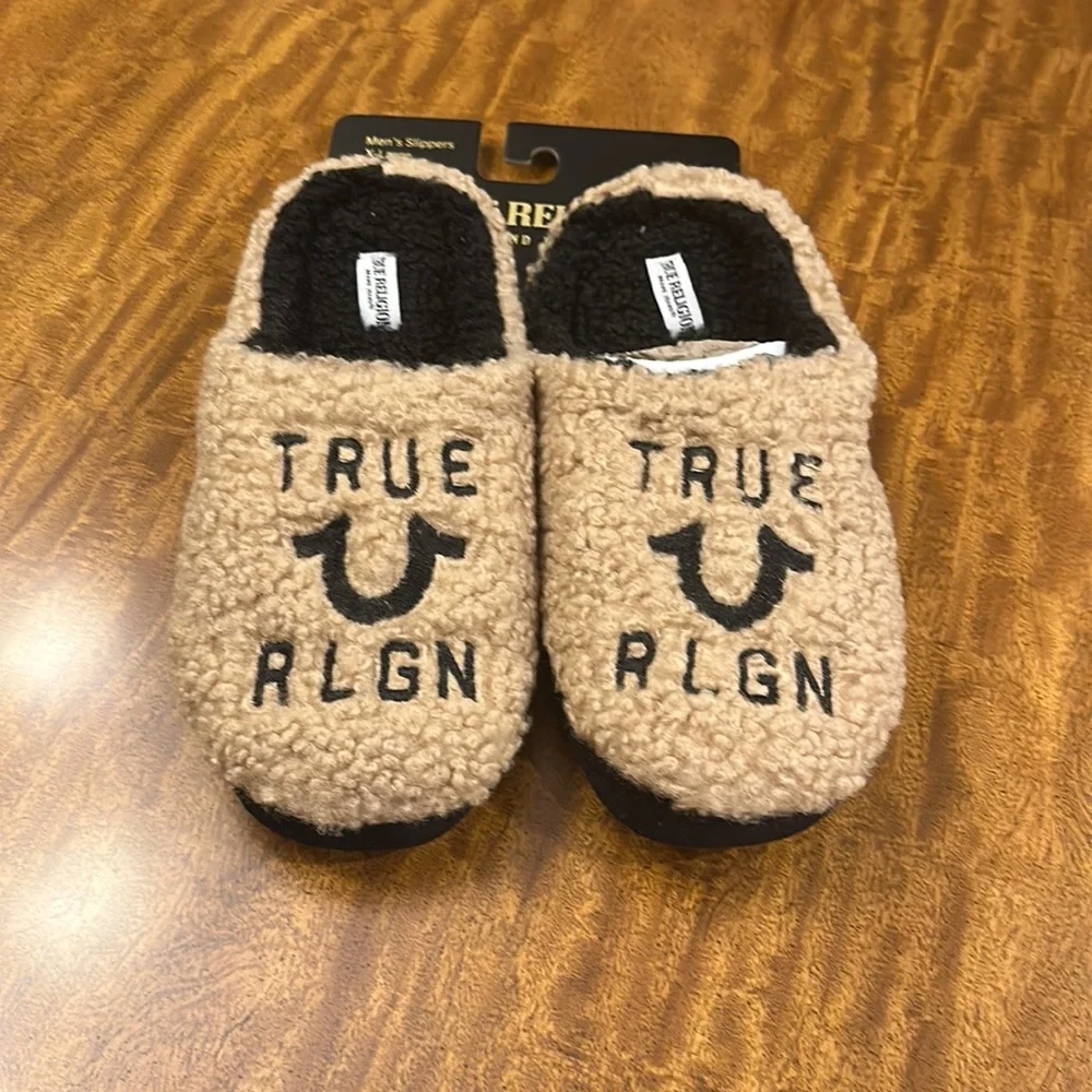 TRUE RELIGION men’s Faux Shearling Slippers Camel Beige Black